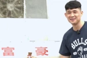 带今季新加盟金牛的刘佳鑫到处逛 坐天星小轮吹海风看美景 带今季新加盟金牛的刘佳鑫到处逛 坐天星小轮吹海风看美景