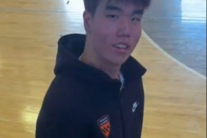 新生报到!张懿赵杰已经到达美高瓦萨奇学院 开始跟队训练 新生报到!张懿赵杰已经到达美高瓦萨奇学院 开始跟队训练