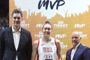 为其颁奖!大加索尔祝贺斯图尔特荣获女篮世界杯MVP:实至名归 为其颁奖!大加索尔祝贺斯图尔特荣获女篮世界杯MVP:实至名归